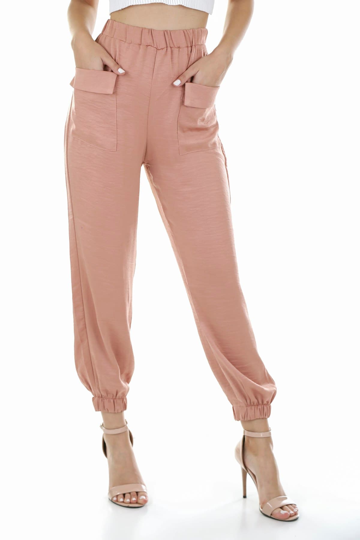 Calça rosada de cintura alta com bolsos amplos