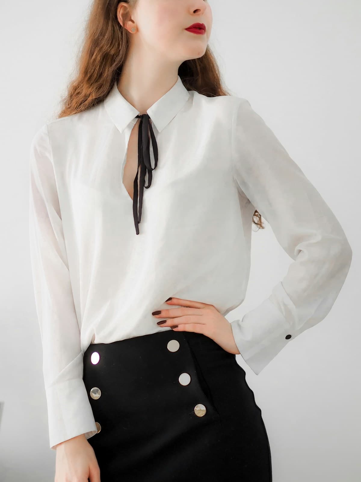 Pessoa vestindo camisa branca de tecido fluido