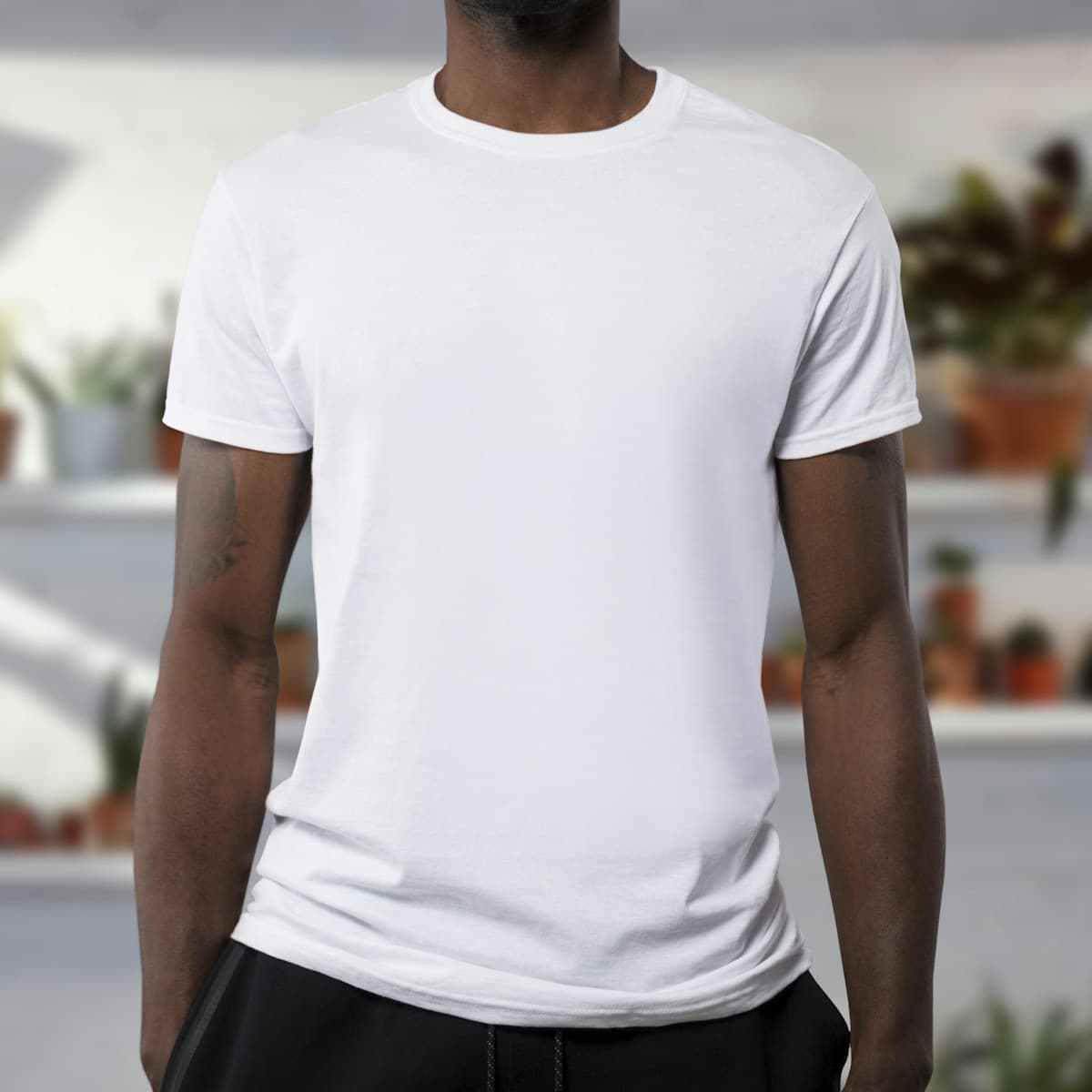Pessoa vestindo camiseta branca de algodão