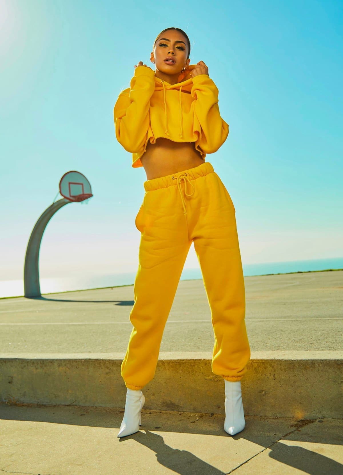 Editorial de moda Novarix com conjunto amarelo