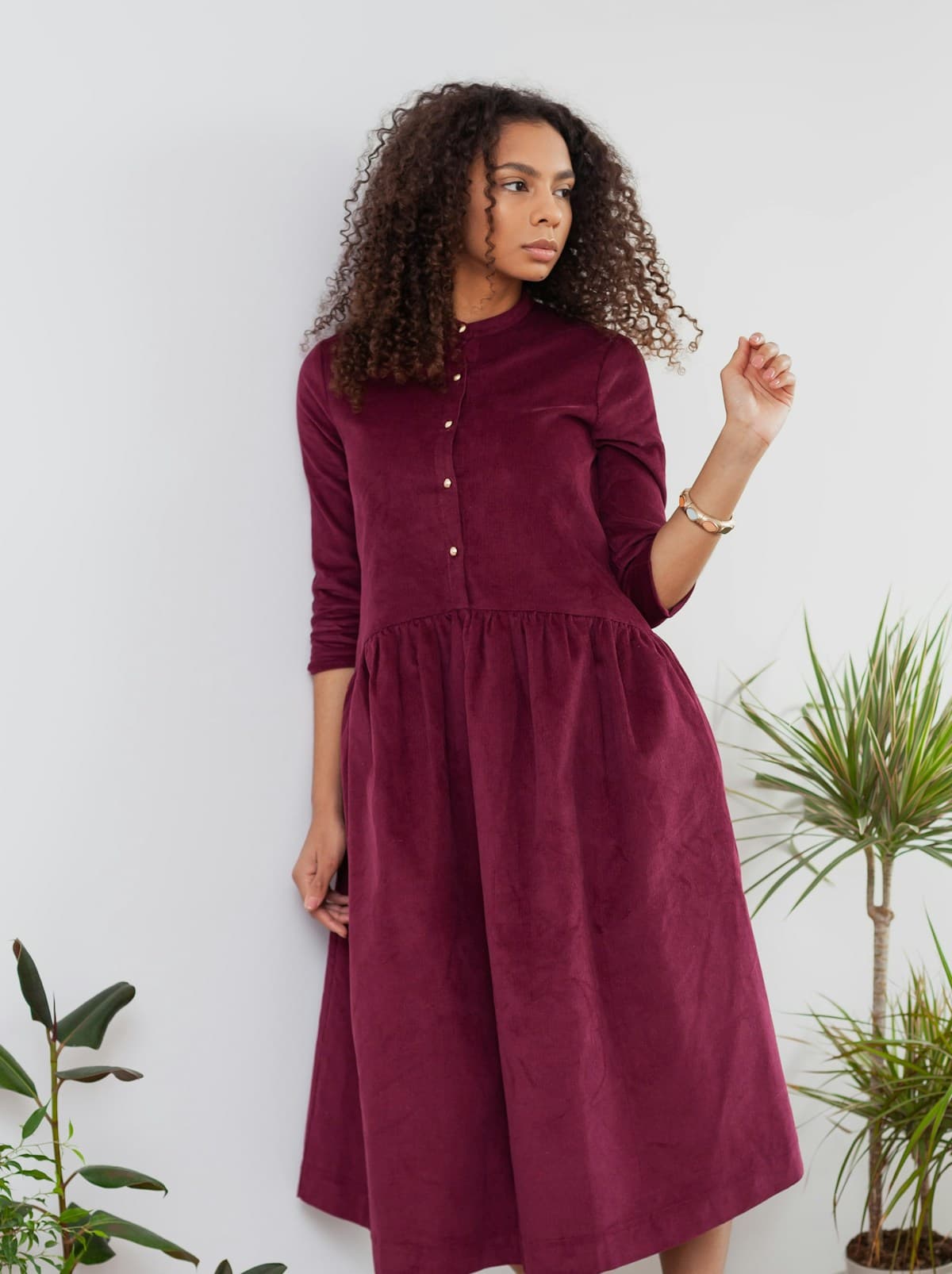Pessoa vestindo vestido vinho de corte amplo