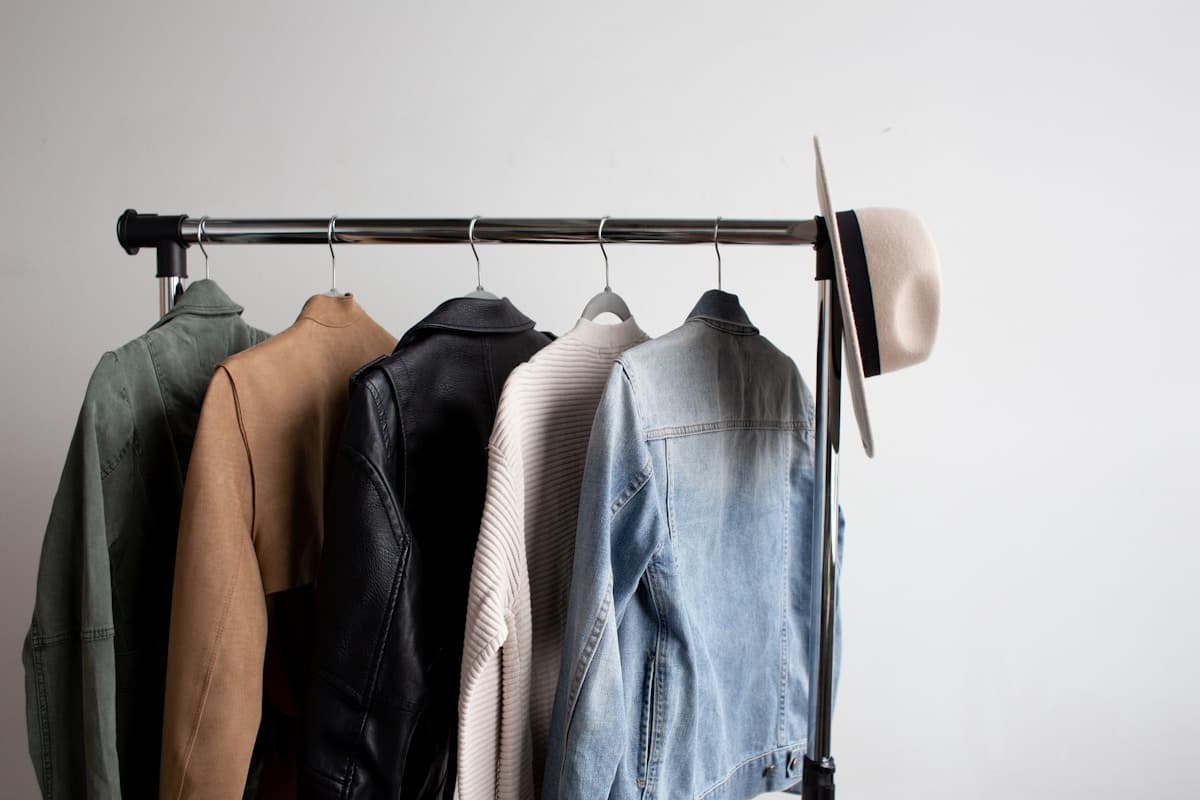 Arara com casacos, tricô e jaqueta jeans